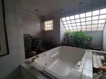 Se vende lujosa propiedad en Rohrmoser 24-1564