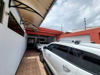 Se vende lujosa casa con uso de suelo mixto en Santo Tomas Heredia 25-1934