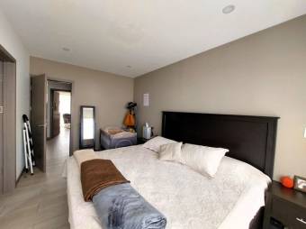 Se alquila espaciosa casa con terraza en San Antonio Escazú 26-13