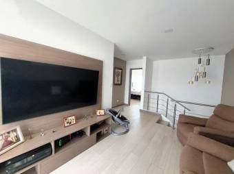 Se alquila espaciosa casa con terraza en San Antonio Escazú 26-13