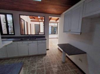 Se vende espaciosa casa para inversión en Yoses Sur 23-305 Se vende espaciosa casa para inversión en Yoses Sur 23-305