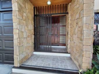 Se vende espaciosa casa para inversión en Yoses Sur 23-305 Se vende espaciosa casa para inversión en Yoses Sur 23-305