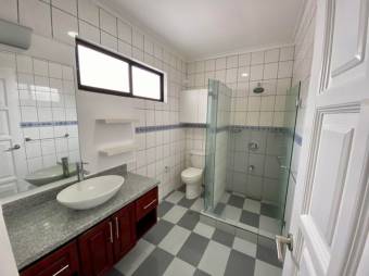 Se vende espaciosa casa de 2 plantas en San Rafael Escazú 25-228 Se vende espaciosa casa de 2 plantas en San Rafael Escazú 25-228