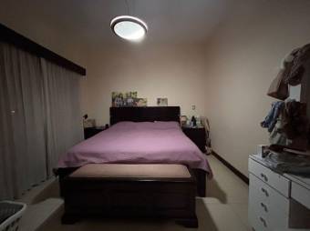 Se vende espaciosa casa con terraza en condominio de Ulloa Heredia 25-1188