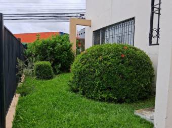 Se vende espaciosa casa con patio y terraza en Uruca San José 25-119