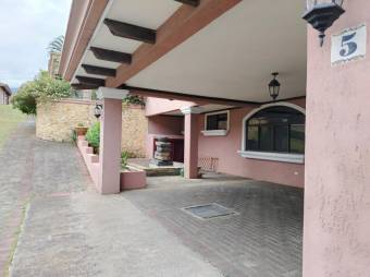 Se vende espaciosa casa con piscina en San Rafael Escazú 25-664