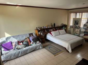 Se vende espaciosa casa con patio en Ulloa Heredia 25-183 Se vende espaciosa casa con patio en Ulloa Heredia 25-183