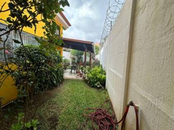 Se vende espaciosa casa con patio en Ulloa Heredia 25-183 Se vende espaciosa casa con patio en Ulloa Heredia 25-183