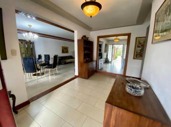 Se vende espaciosa casa con amplio patio y terraza en San Rafael Escazú 25-678 Se vende espaciosa casa con amplio patio y terraza en San Rafael Escazú 25-678