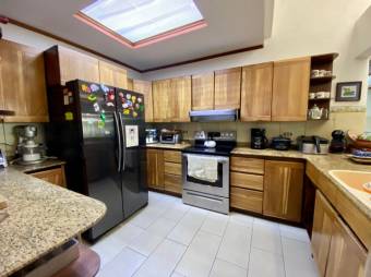 Se vende espaciosa casa con amplio patio y terraza en San Rafael Escazú 25-678 Se vende espaciosa casa con amplio patio y terraza en San Rafael Escazú 25-678