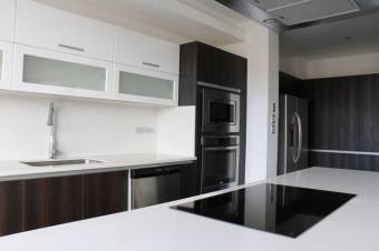 Se vende casa de 3 plantas con patio en Guachipelín Escazú 24-31 Se vende casa de 3 plantas con patio en Guachipelín Escazú 24-31