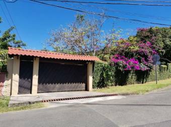 Se vende casa con lote de 2,220m2 en Rio Oro Santa Ana 23-1533