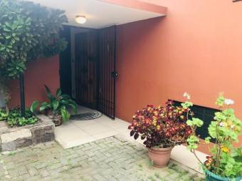 Se vende amplia propiedad con 2 casas en Catedral San José 24-835 Se vende amplia propiedad con 2 casas en Catedral San José 24-835