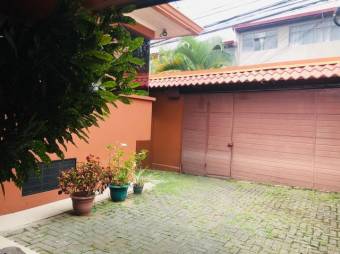 Se vende amplia propiedad con 2 casas en Catedral San José 24-835 Se vende amplia propiedad con 2 casas en Catedral San José 24-835