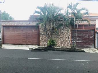 Se vende amplia propiedad con 2 casas en Catedral San José 24-835