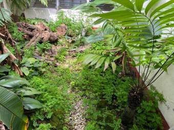 Se vende espaciosa casa con jardines en Uruca San José 24-405 Se vende espaciosa casa con jardines en Uruca San José 24-405