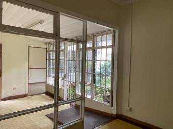 Se vende espaciosa casa con jardines en Uruca San José 24-405 Se vende espaciosa casa con jardines en Uruca San José 24-405