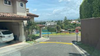 Se vende espaciosa casa con patio en condominio de San Rafael Escazú 23-883