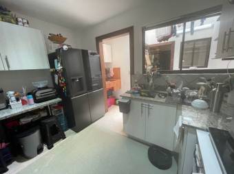 Se vende espaciosa casa con patio en condominio de San Rafael Escazú 23-883 Se vende espaciosa casa con patio en condominio de San Rafael Escazú 23-883