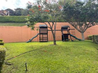 Se vende espaciosa casa con patio en condominio de San Rafael Escazú 23-883 Se vende espaciosa casa con patio en condominio de San Rafael Escazú 23-883