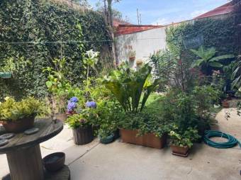 Se vende espaciosa casa con patio en condominio de San Rafael Escazú 23-883 Se vende espaciosa casa con patio en condominio de San Rafael Escazú 23-883