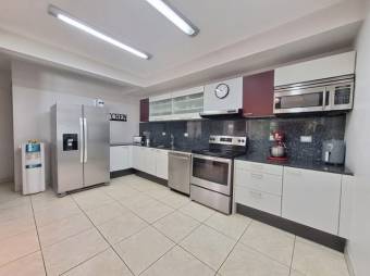 Se vende moderna casa con patio en condominio de Piedades Santa Ana 25-585 Se vende moderna casa con patio en condominio de Piedades Santa Ana 25-585