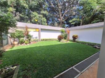 Se vende moderna casa con patio en condominio de Piedades Santa Ana 25-585 Se vende moderna casa con patio en condominio de Piedades Santa Ana 25-585