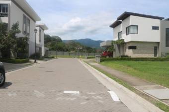 Se vende moderna casa con 3 plantas en Pozos Santa Ana 25-511