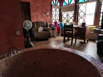 Se vende espaciosa casa de 2 plantas en San Francisco Heredia 25-1017