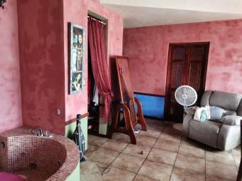 Se vende espaciosa casa de 2 plantas en San Francisco Heredia 25-1017