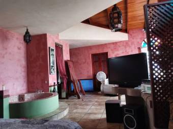 Se vende espaciosa casa de 2 plantas en San Francisco Heredia 25-1017