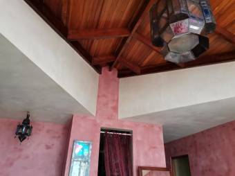 Se vende espaciosa casa de 2 plantas en San Francisco Heredia 25-1017