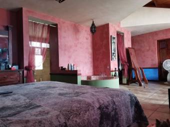 Se vende espaciosa casa de 2 plantas en San Francisco Heredia 25-1017