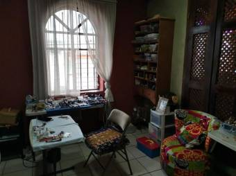 Se vende espaciosa casa de 2 plantas en San Francisco Heredia 25-1017