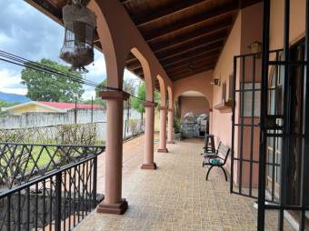 Se vende espaciosa casa con apartamento en Ulloa Heredia 25-463