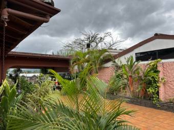 Se vende espaciosa casa con apartamento en Ulloa Heredia 25-463