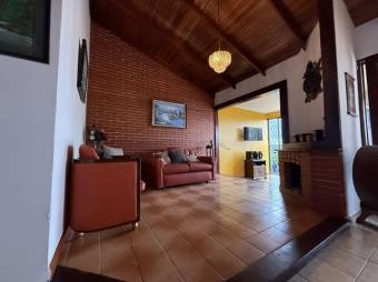 Se vende espaciosa casa con jardín y terraza en Se vende espaciosa casa con jardín y terraza en