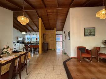 Se vende espaciosa casa con jardín y terraza en Se vende espaciosa casa con jardín y terraza en