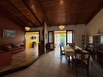 Se vende espaciosa casa con jardín y terraza en Se vende espaciosa casa con jardín y terraza en