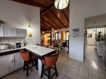 Se vende espaciosa casa con jardín y terraza en Se vende espaciosa casa con jardín y terraza en