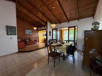 Se vende espaciosa casa con jardín y terraza en Se vende espaciosa casa con jardín y terraza en