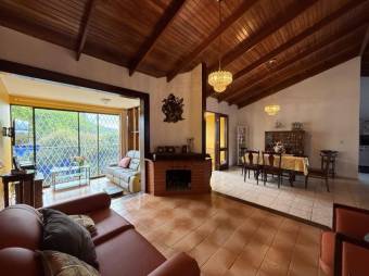 Se vende espaciosa casa con jardín y terraza en Se vende espaciosa casa con jardín y terraza en