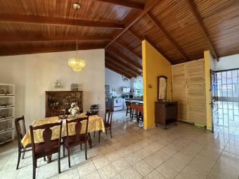 Se vende espaciosa casa con jardín y terraza en Se vende espaciosa casa con jardín y terraza en