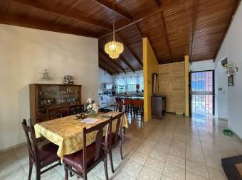 Se vende espaciosa casa con jardín y terraza en Se vende espaciosa casa con jardín y terraza en
