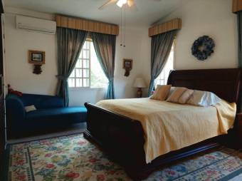 Se vende moderna casa con amplio patio en Santa Ana 25-1247 Se vende moderna casa con amplio patio en Santa Ana 25-1247