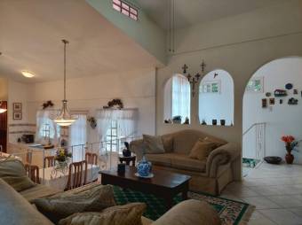 Se vende moderna casa con amplio patio en Santa Ana 25-1247 Se vende moderna casa con amplio patio en Santa Ana 25-1247