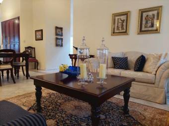 Se vende moderna casa con amplio patio en Santa Ana 25-1247 Se vende moderna casa con amplio patio en Santa Ana 25-1247