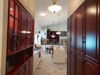 Se vende moderna casa con amplio patio en Santa Ana 25-1247 Se vende moderna casa con amplio patio en Santa Ana 25-1247