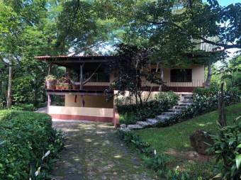 Se vende propiedad con piscina y amplio lote en La Garita Alajuela 25-1298
