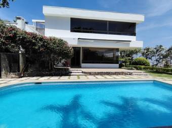 Se vende casa de lujo con amplio lote en San Rafael Escazú 25-1526